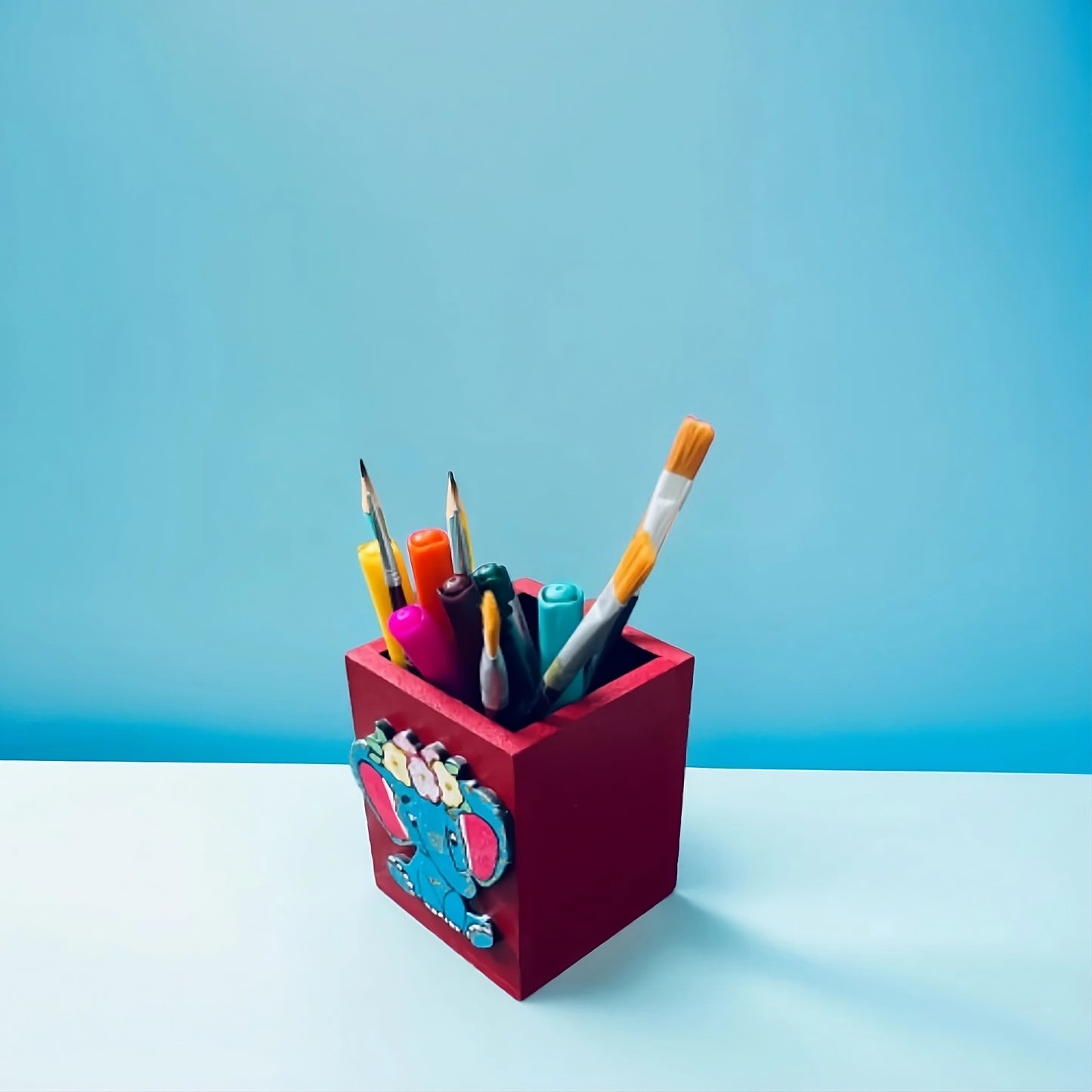 Elephant pen stand